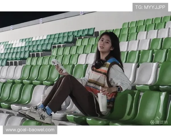 足球球星携手合影温馨瞬间女球迷心动难忘共谱绿茵传奇